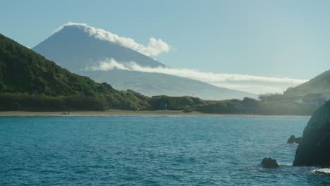 Atemberaubendes-Türkisfarbenes-Wasser-Von-Horta-Mit-Dem-Berg-Pico-Im-Hintergrund