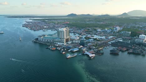 Vista-De-La-Ciudad-De-Semporna-Al-Atardecer-En-Sabah,-Malasia.