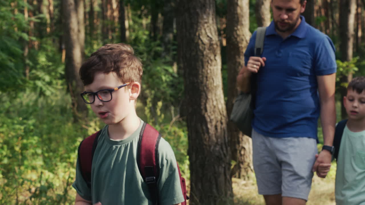 숲을 가로질러 가족