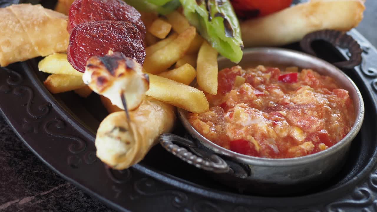 달, 토마토, 소시지,  을 넣은 터키식 아침 식사 접시