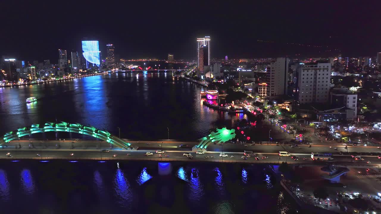 este metraje captura una impresionante vista aérea nocturna de da nang, vietnam