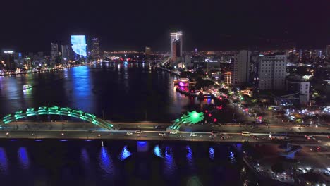 este metraje captura una impresionante vista aérea nocturna de da nang, vietnam