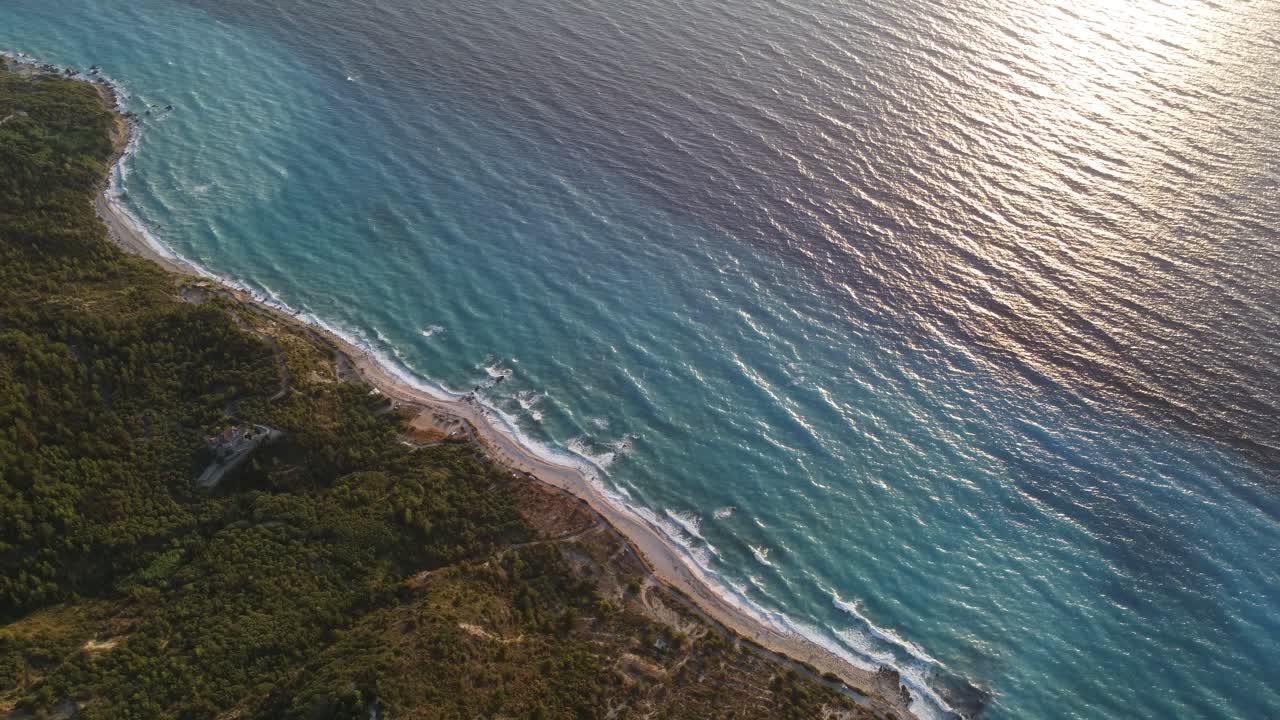 Idilliaca spiaggia di Megali Petra con le sue acque turchesi al tramonto, Isola di Leucade