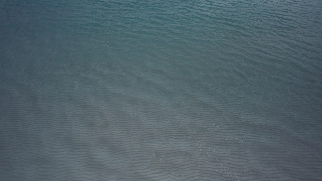 멕시코 만 의  ⁇  모래 해변 에 있는 에메랄드 색 물 의  ⁇ 은 물 파도