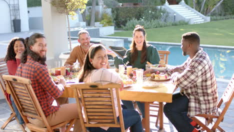 Felices-Amigos-Diversos,-Hombres-Y-Mujeres,-Disfrutando-De-Una-Comida-De-Celebración-De-Acción-De-Gracias-En-Un-Jardín-Soleado