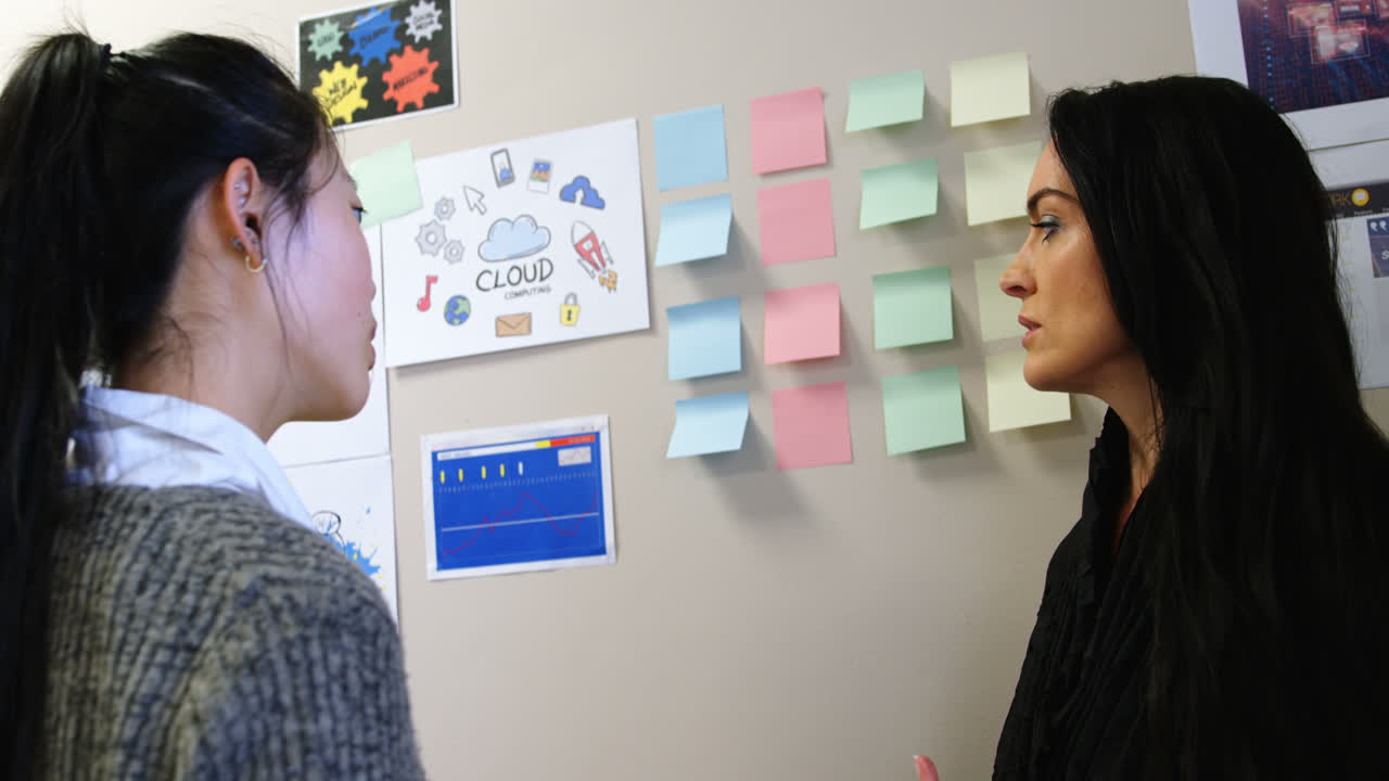 ejecutivos de negocios discutiendo sobre un gráfico 4k