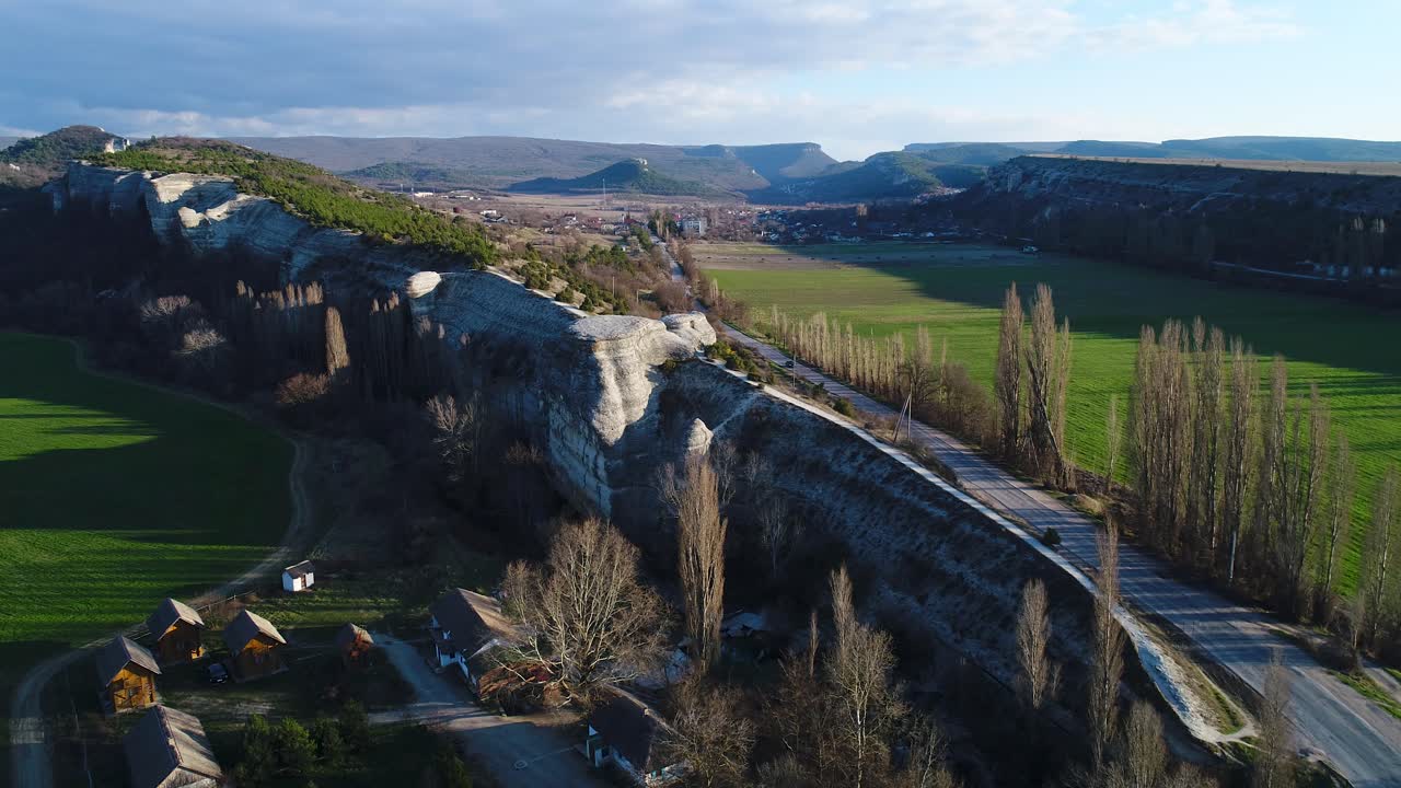 vista aérea de un valle con acantilados y una carretera