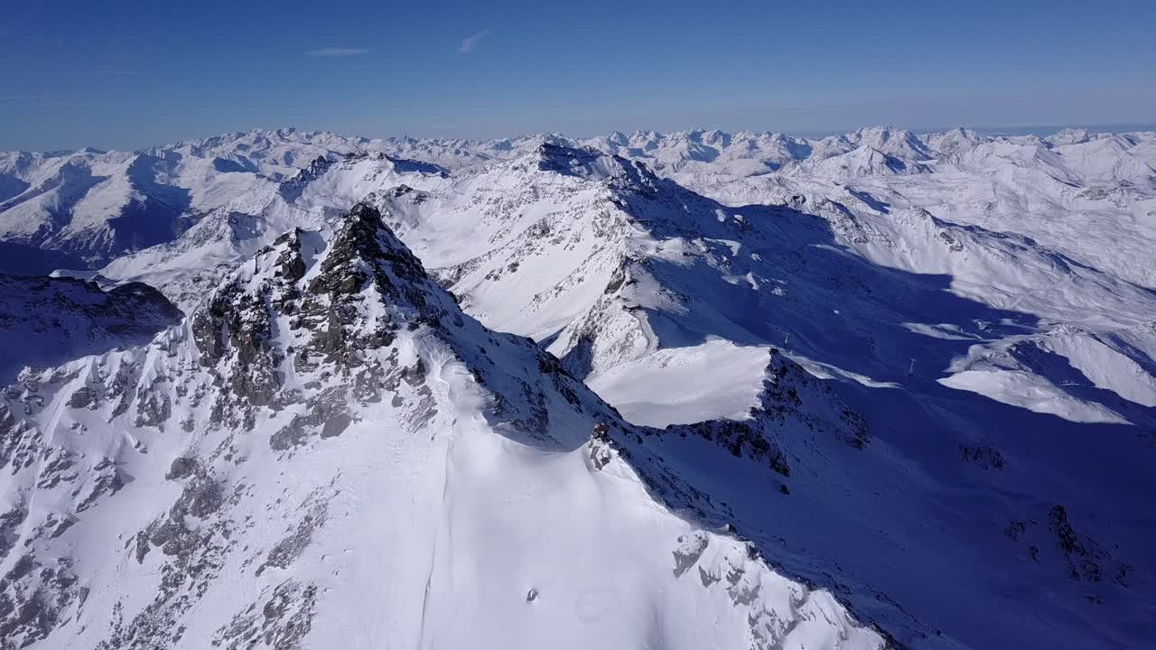 Cime alpine innevate dall'alto