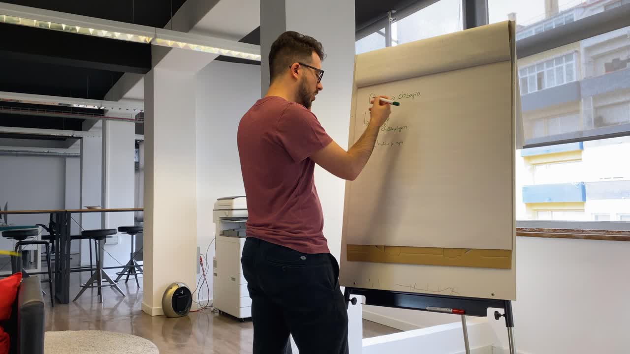 estudiante trabajando en una tarea matemática en la pizarra blanca y encontrando la solución en el aula moderna, la escuela y el concepto de educación
