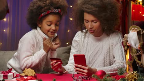 mother and daughter online christmas shopping