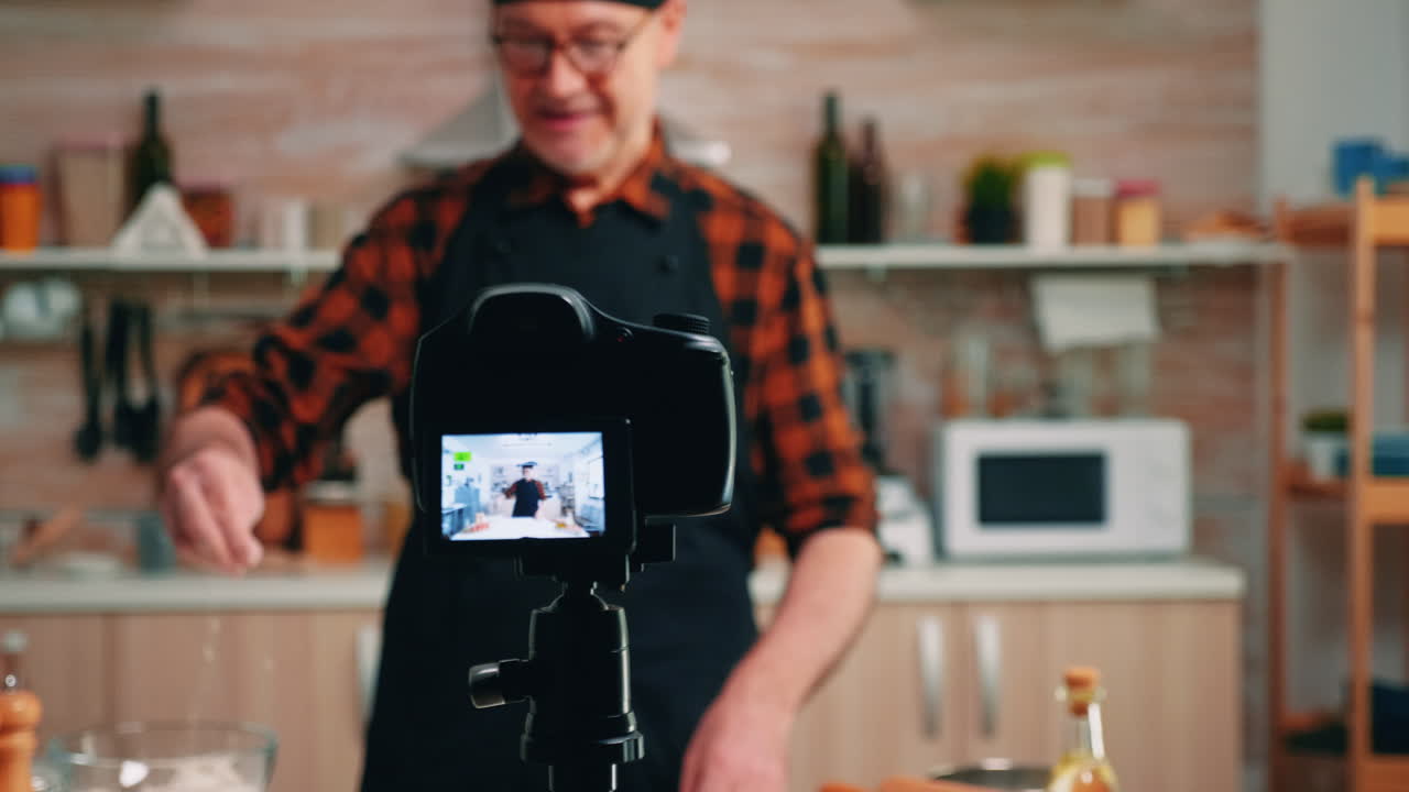 mujer mirando un teléfono con pantalla verde