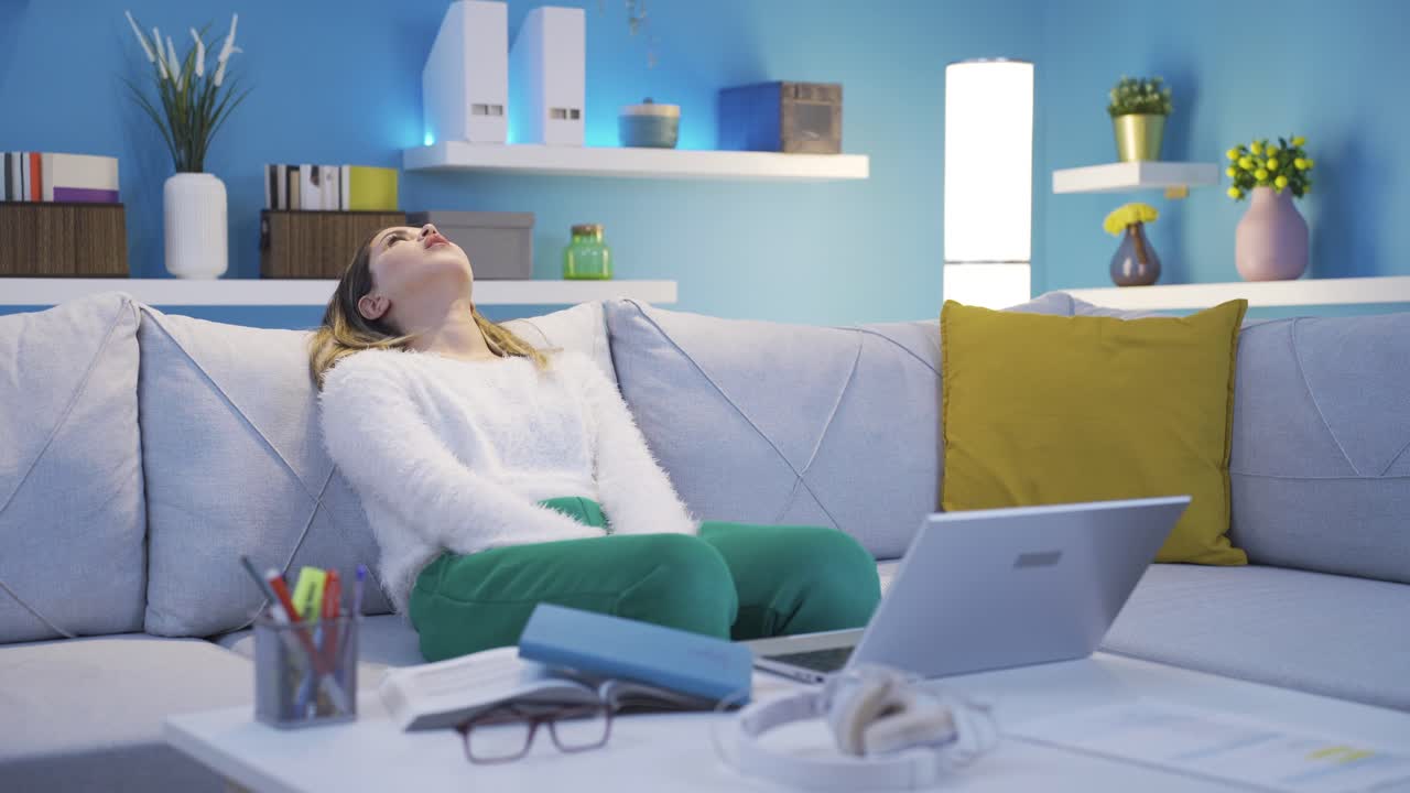 стрессовая школьница скучает, глядя на книги.