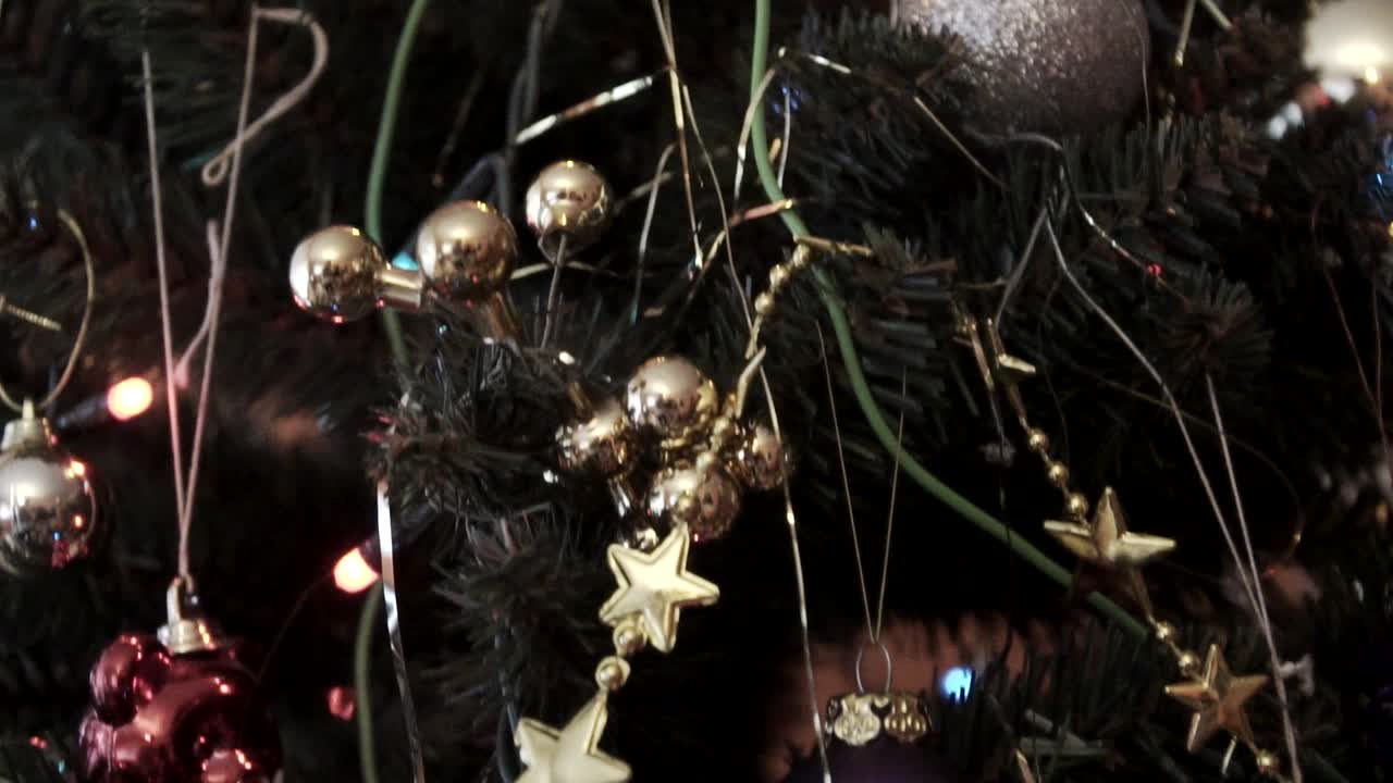 disparo hacia arriba del pedestal del árbol de navidad decorado