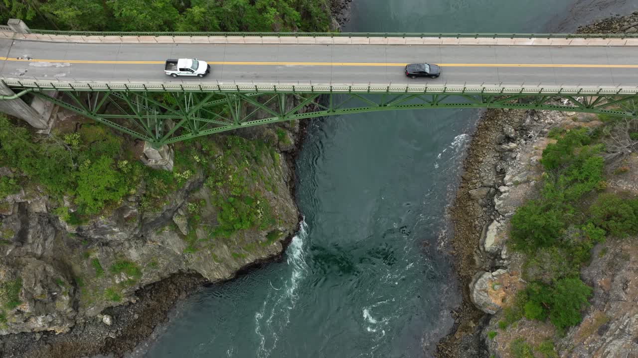 디셉션 패스 철교 위로 통근하는 자동차의 오버헤드 드론 샷