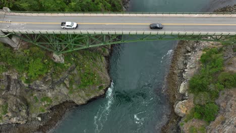 toma aérea de un dron de automóviles que se desplazan sobre el puente de acero del paso del engaño