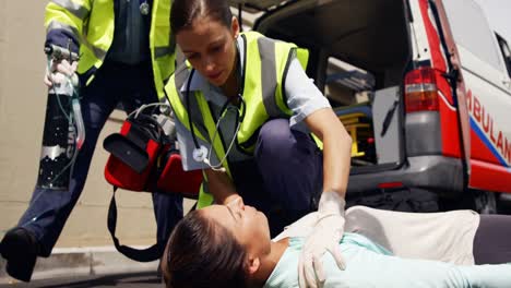 equipo de ambulancia tratando a una mujer