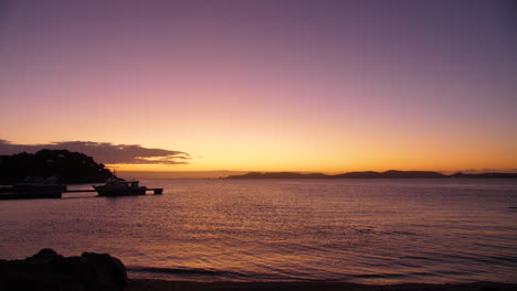 Amanecer-Sobre-El-Mar-Mediterráneo-Desde-La-Isla-De-La-Tour-Fondue-Porquerolles