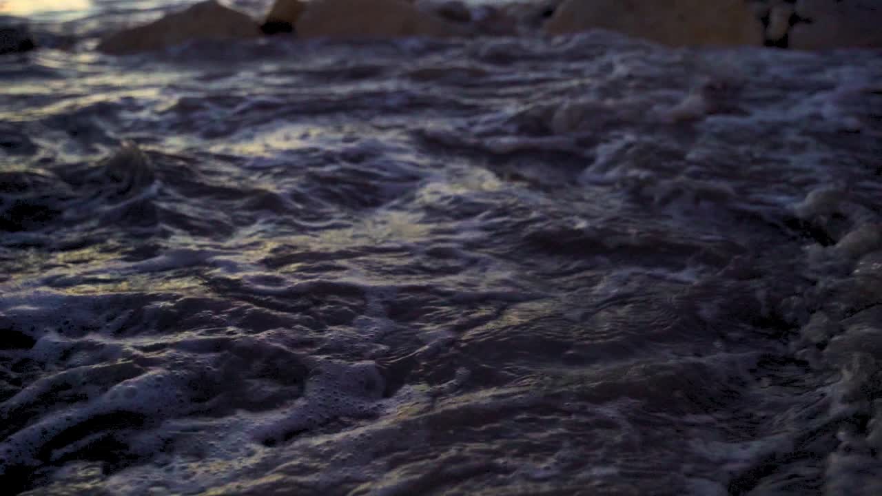 agua turbulenta del océano a cámara lenta