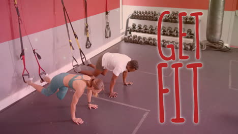 animación de texto de get fit sobre hombres y mujeres diversos haciendo ejercicio en el gimnasio