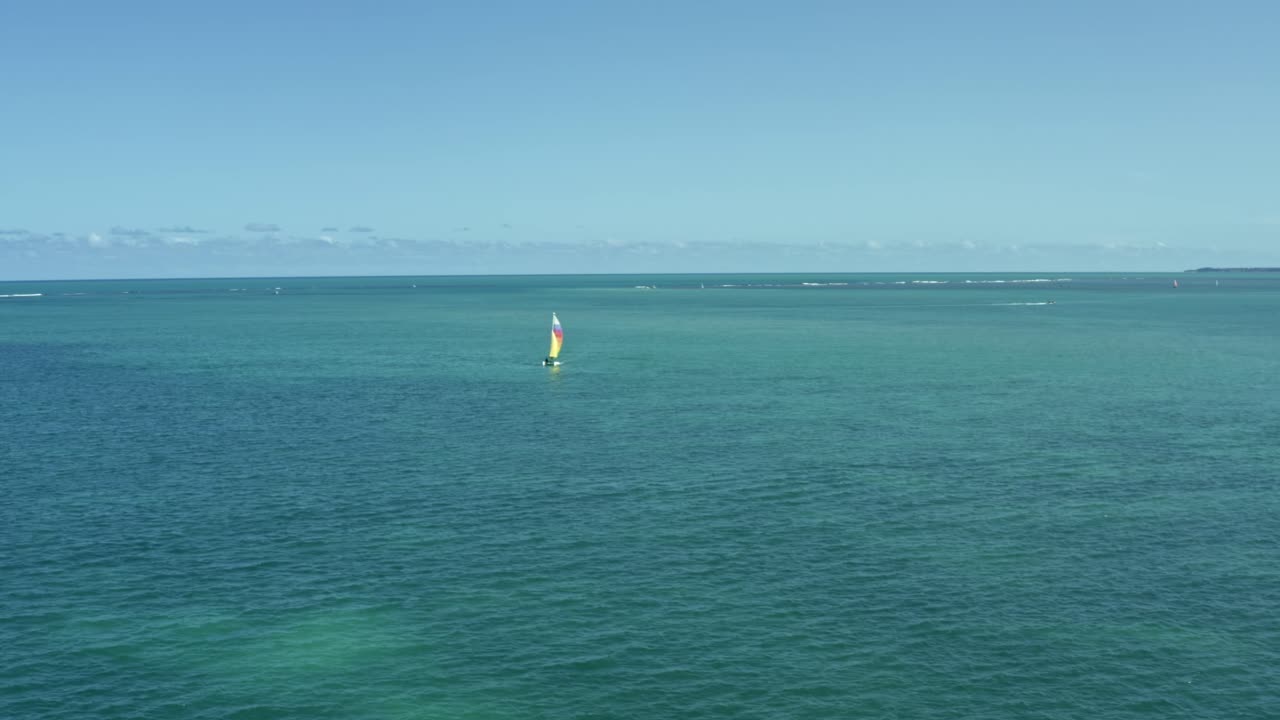 따뜻하고 화창한 여름날 브라질 파라이바 해안 수도 조아오 페소아에 있는 열대 베사 해변에서 화려한 범선을 따라 공중 촬영된 돌리