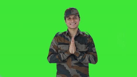 hombre feliz del ejército indio haciendo namaste pantalla verde