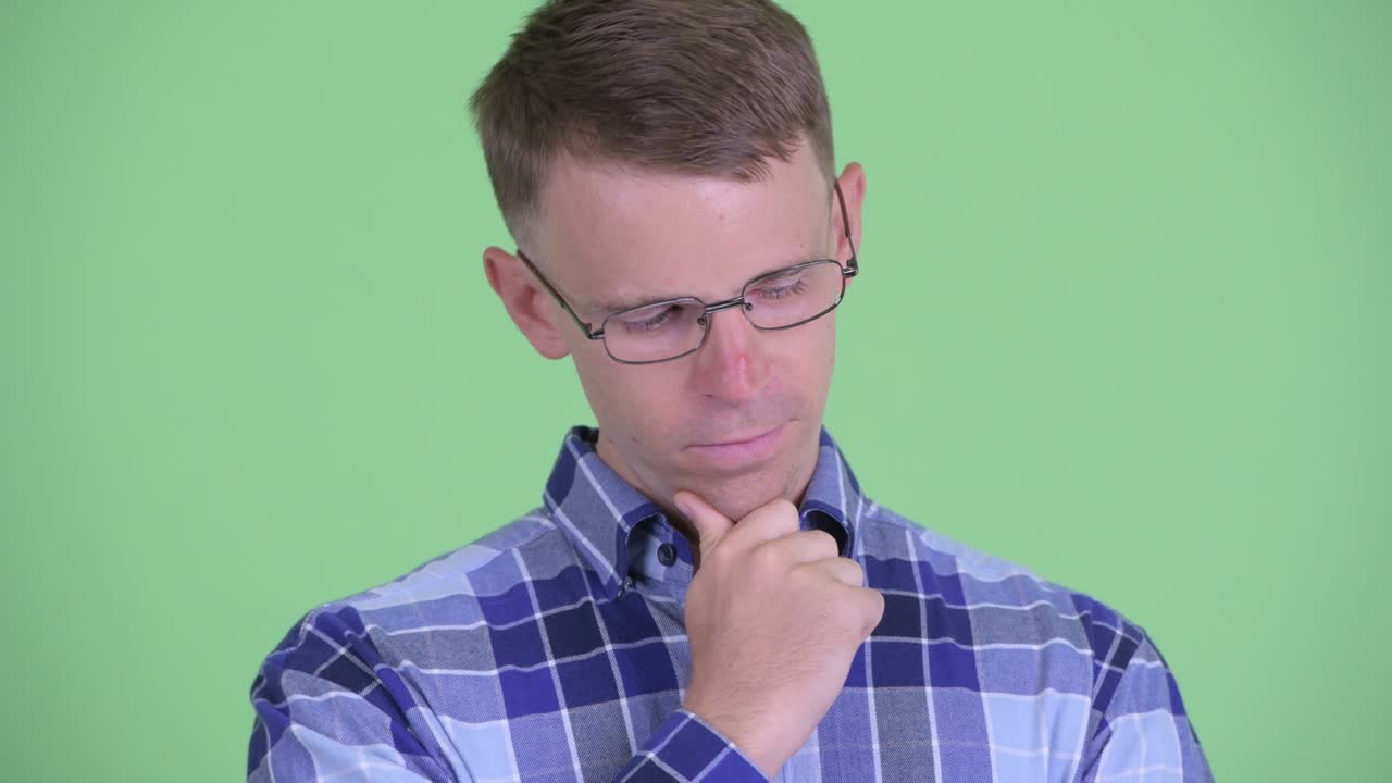 retrato de un hombre hipster con gafas