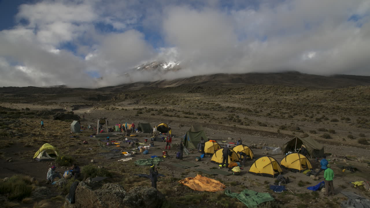 lapso de tiempo del campamento de la tercera cueva estableciendo un campamento bajo el monte kilimanjaro, tanzania