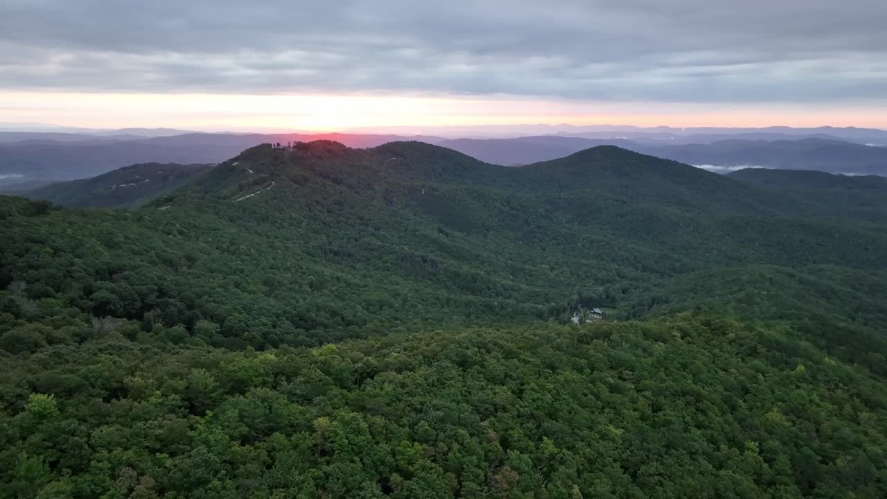 amanecer aéreo sobre los apalaches cerca de boone y blowing rock nc, carolina del norte