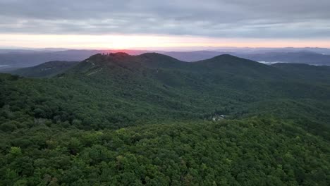 Sonnenaufgangsantenne-über-Den-Appalachen-In-Der-Nähe-Von-Boone-Und-Blowing-Rock,-North-Carolina,-North-Carolina