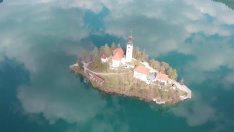 Dreht-Sich-Um-Die-Insel-Auf-Dem-Bleder-See