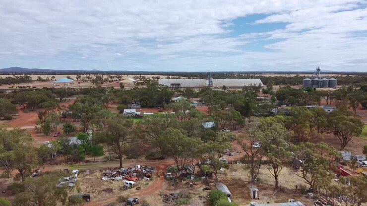 Ripresa cinematografica con drone sopra un deposito di rottami di auto abbandonate nel bush australiano (3)