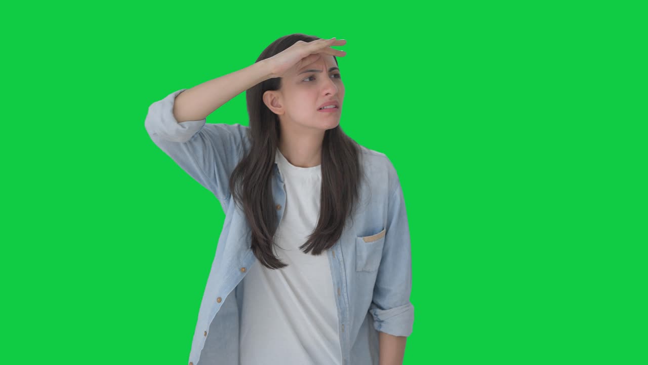 혼란스러운 인디언 소녀는 누군가를 찾고 있습니다. 그린 스크린