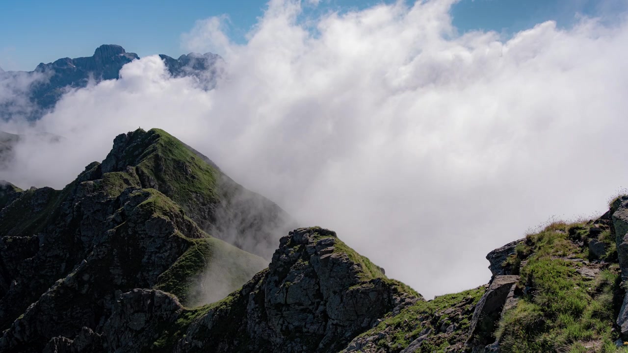 Timelapse di paesaggio montano nuvoloso. Grande volume di nuvole che si muovono e coprono il cielo. Scatto sulla Cima Folga con le Pale di San Martino come sfondo