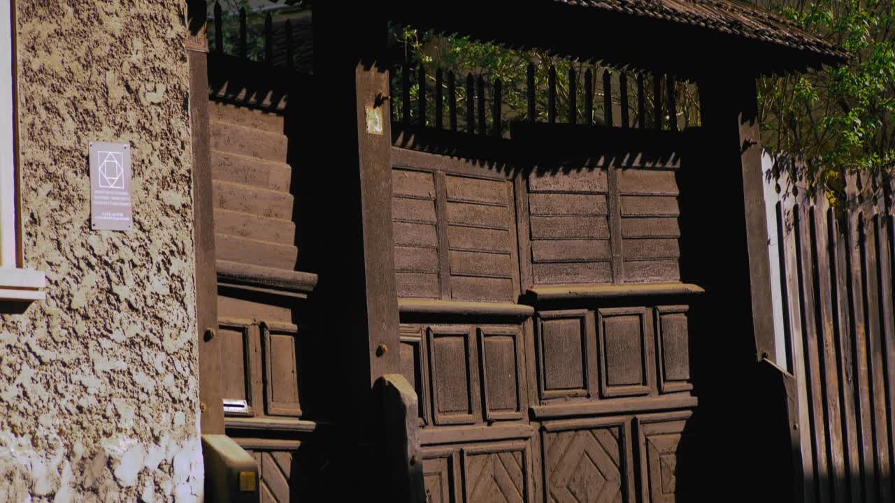 트란실바니아의 전통적인 오래된 짙은 갈색 거대한 나무 문