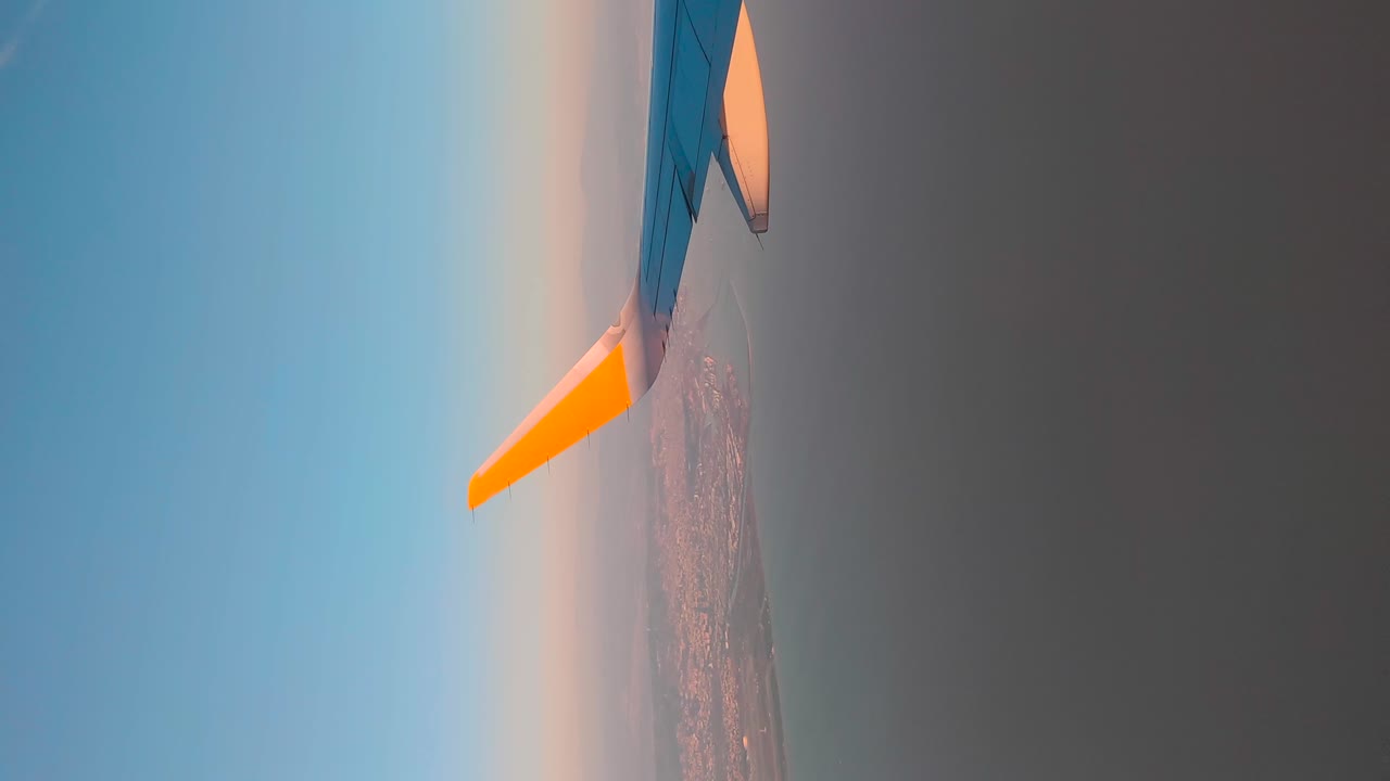 ala de avión en la línea del horizonte y el puerto de camino a marsella con los barcos en el mar