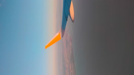 ala de avión en la línea del horizonte y el puerto de camino a marsella con los barcos en el mar