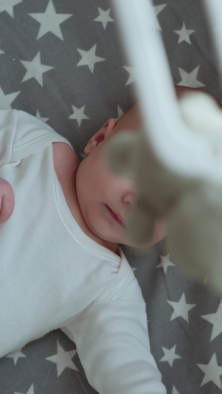 La mano di un neonato con il pollice in bocca che mostra conforto e un comportamento di auto-consolazione