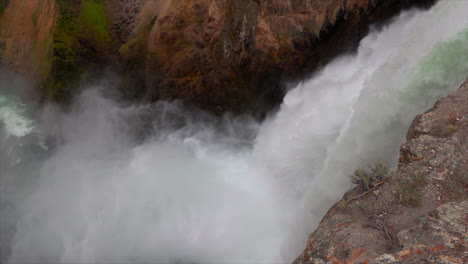 Toma-En-Cámara-Ultralenta-De-Las-Cataratas-Superiores-Del-Río-Yellowstone-Con-Niebla-Saliendo-De-La-Base-De-Las-Cataratas