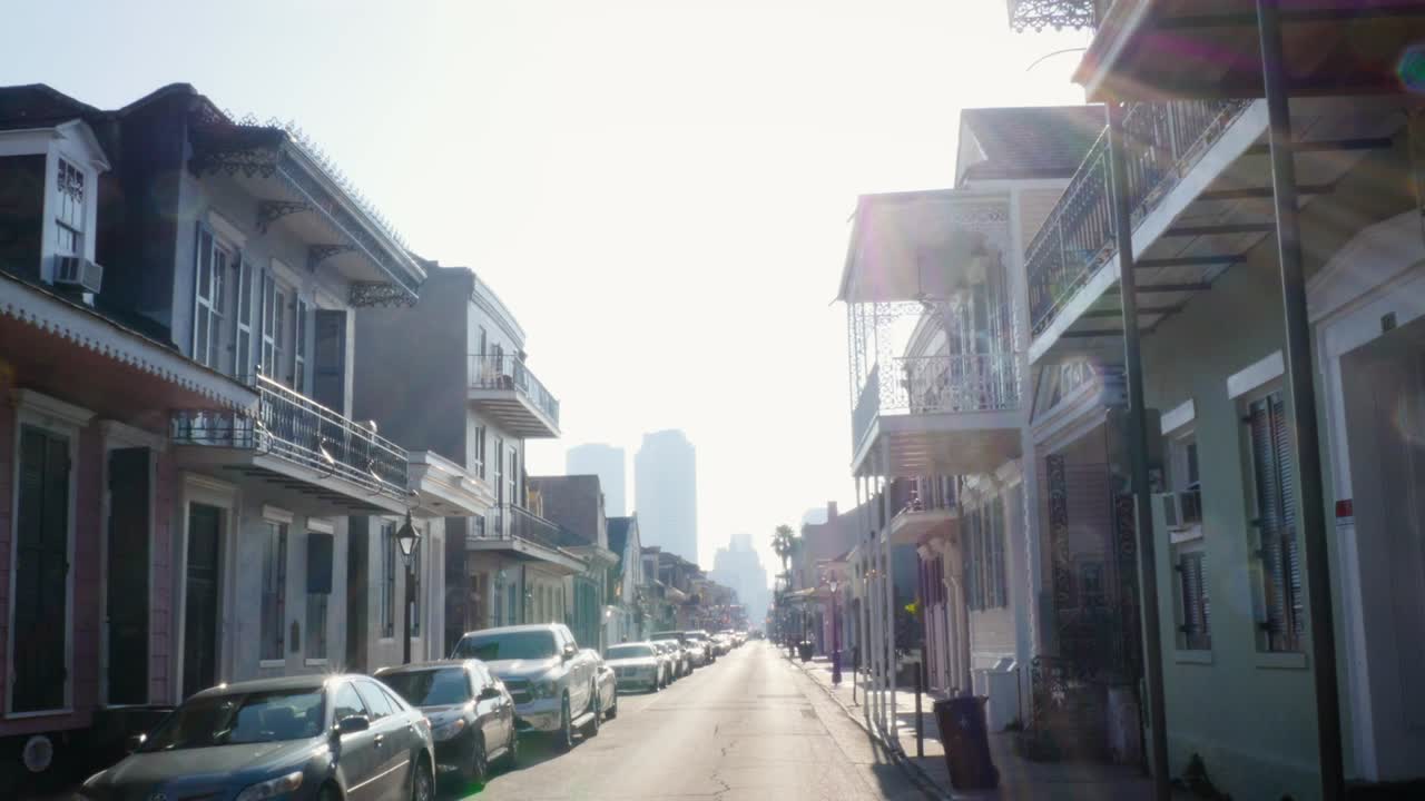 루이지애나 주 뉴올리언스의 빅토리아 시대의 집들이 있는 거리의 촬영