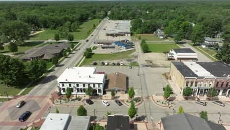 Barrio-De-Howard-City,-Michigan,-Con-Vídeo-De-Drones-Que-Se-Mueve-De-Izquierda-A-Derecha