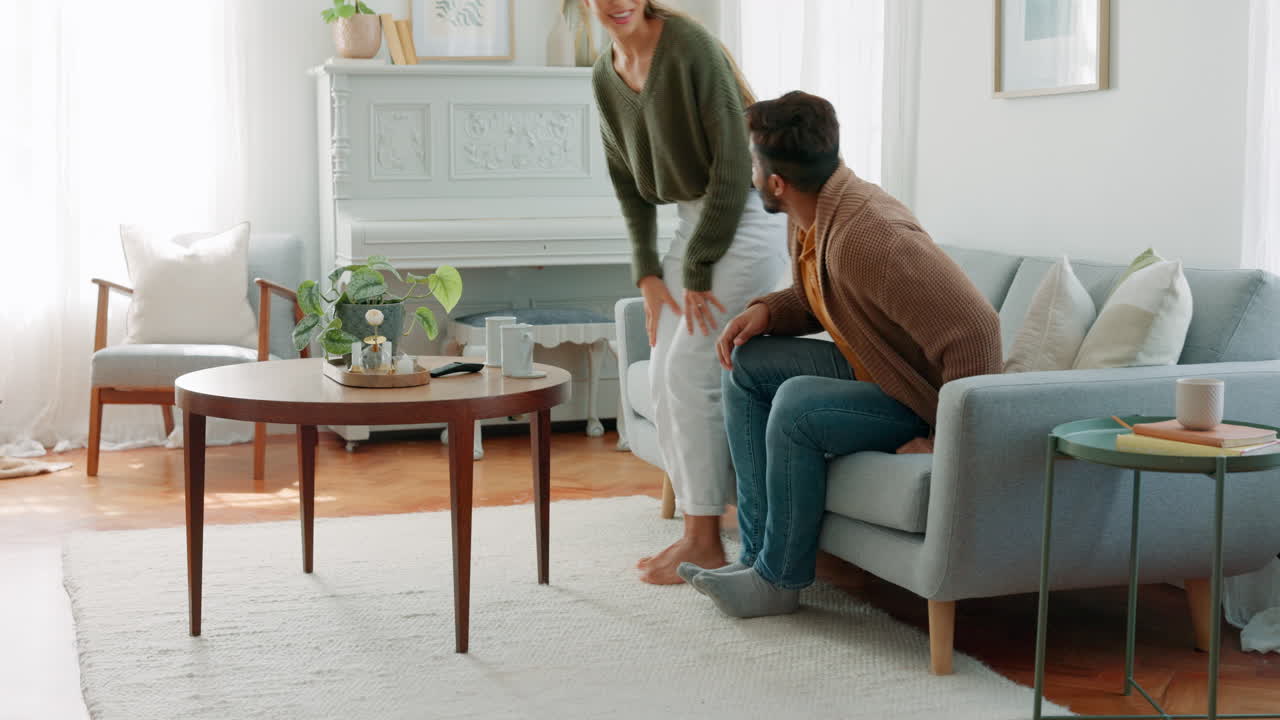 커플이 커피를 마시며 소파에서 휴식을 취하고 있다