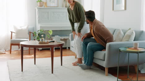 una pareja relajándose en el sofá con café.
