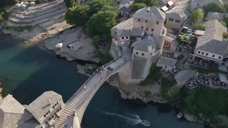 stari most, el puente viejo también conocido como puente de mostar, que conecta la ciudad de mostar sobre el río neretva.