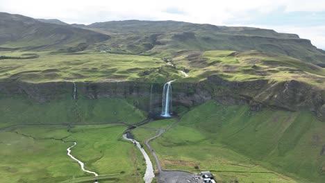 Massive-Grüne-Klippen-Mit-Dem-Wasserfall-Seljalandsfoss-Im-Süden-Islands