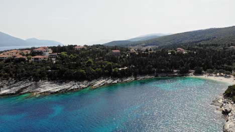 Vista-Aérea-De-La-Playa-Emplisi-Cerca-De-La-Ciudad-Fiskardo-De-Kefalonia,-Islas-Jónicas,-Grecia