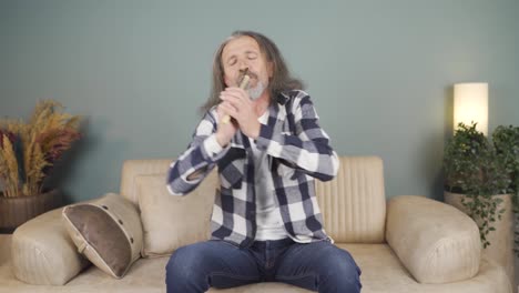 el hombre está cantando.