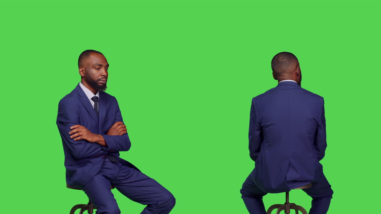 Homem de terno em tela verde