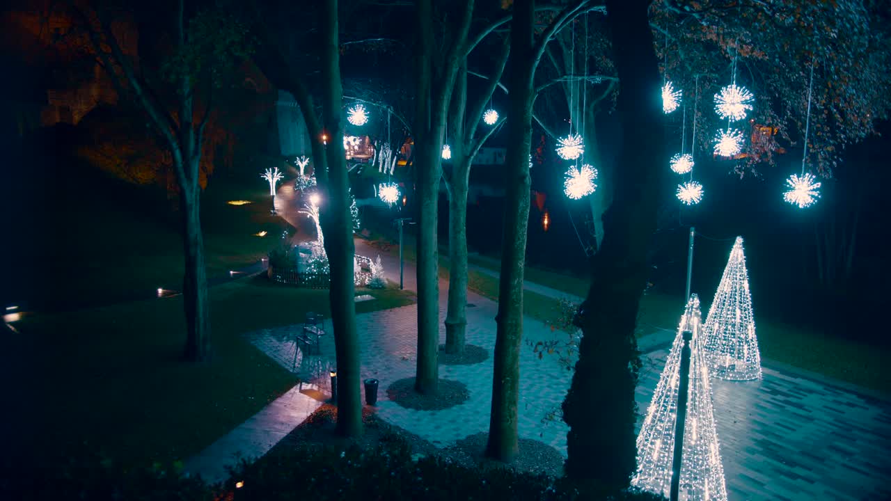 disparo de grúa de gran angular durante la iluminación navideña, en un parque