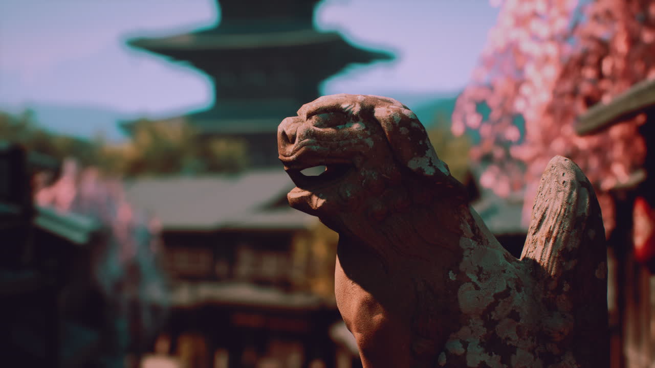 일본 사원 에서 날씨 를 견디는 돌 코마이누