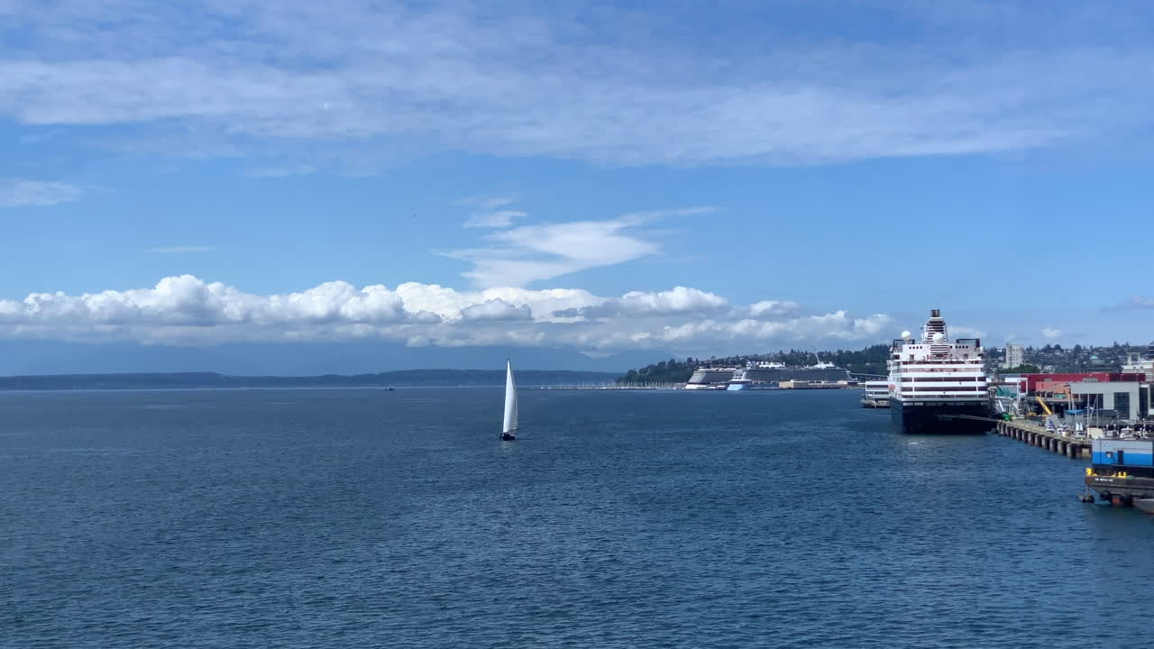 시애틀 워싱턴의 엘리엇 만에 있는 범선이 카메라를 향해 항해한다